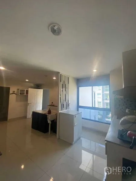 คอนโด ขายในPhra Khanong, Bangkok - ครัวและพื้นที่ทานข้าวสว่าง มีหน้าต่างบานใหญ่และฉากกั้นลายซี่