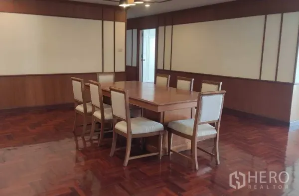 อพาร์ทเมนท์ ให้เช่าในKhlong Toei, Bangkok - โซนรับประทานอาหารพร้อมโต๊ะไม้ 8 ที่นั่ง ใต้ไฟเพดาน