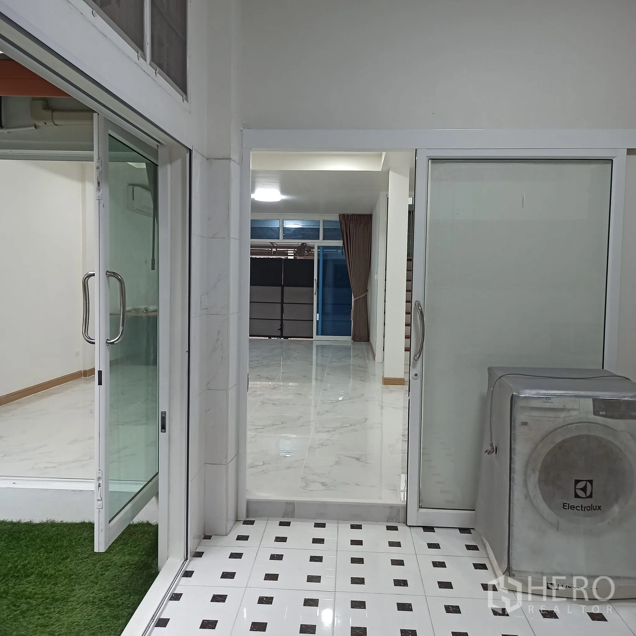 Townhouse for rent in Wang Thonglang, Bangkok - Hallway view from the kitchen toward the bright living area.