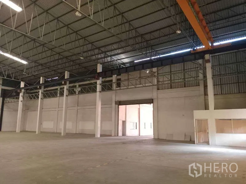 โรงงาน ให้เช่าในMueang Samut Prakan, Samut Prakan - พื้นคลังสินค้าแบบไร้เสากลาง ประตูทางเข้าสูง พร้อมรางเครนเหนือศีรษะตลอดแนวอาคาร