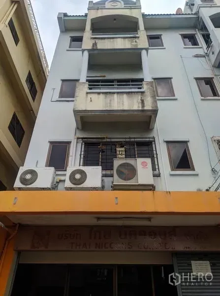 สำนักงานที่บ้าน ให้เช่าในYan Nawa, Bangkok - ด้านหน้าอาคารพาณิชย์ มีระเบียงและคอมเพรสเซอร์แอร์หลายเครื่อง