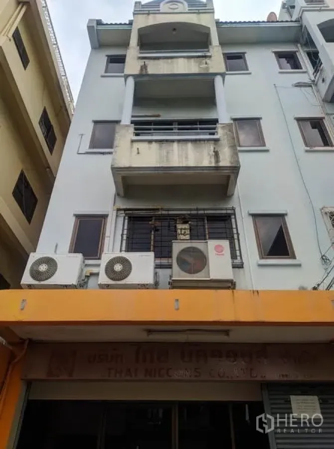 สำนักงานที่บ้าน ให้เช่าในYan Nawa, Bangkok - ด้านหน้าอาคารพาณิชย์ มีระเบียงและคอมเพรสเซอร์แอร์หลายเครื่อง