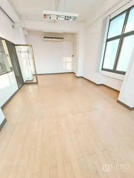 办公空间 出租在Bang Na, Bangkok - 带玻璃门与大窗户的独立办公室，木纹地板。