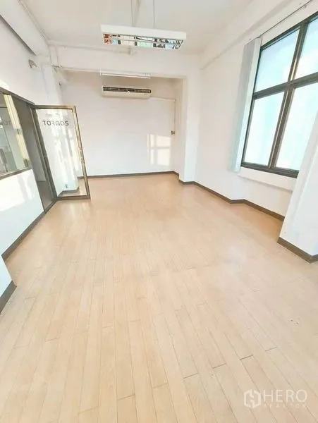 办公空间 出租在Bang Na, Bangkok - 带玻璃门与大窗户的独立办公室，木纹地板。