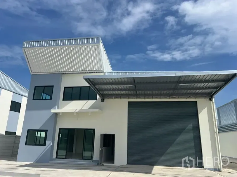 คลังสินค้า ให้เช่าในBang Phli, Samut Prakan - มุมมองด้านหน้าโกดัง แสดงหลังคาคลุมลานโหลดและพื้นที่ลานจอด