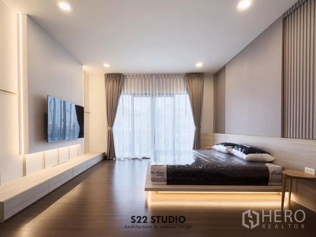 Detached House for rent in Bang Phli, Samut Prakan - Large master suite with wide windows, wood flooring and ambient lighting.