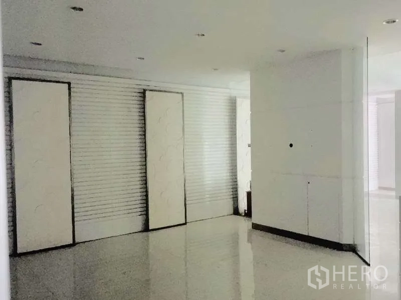 สำนักงานที่บ้าน ขายในHuai Khwang, Bangkok - โถงชั้นล่างพื้นกระเบื้องมันวาว ผนังตกแต่งลอนแนวตั้ง