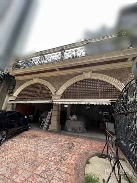 สำนักงานที่บ้าน ให้เช่าในHuai Khwang, Bangkok - โรงจอดรถ 3 ช่องซุ้มโค้งพร้อมระเบียงด้านบน