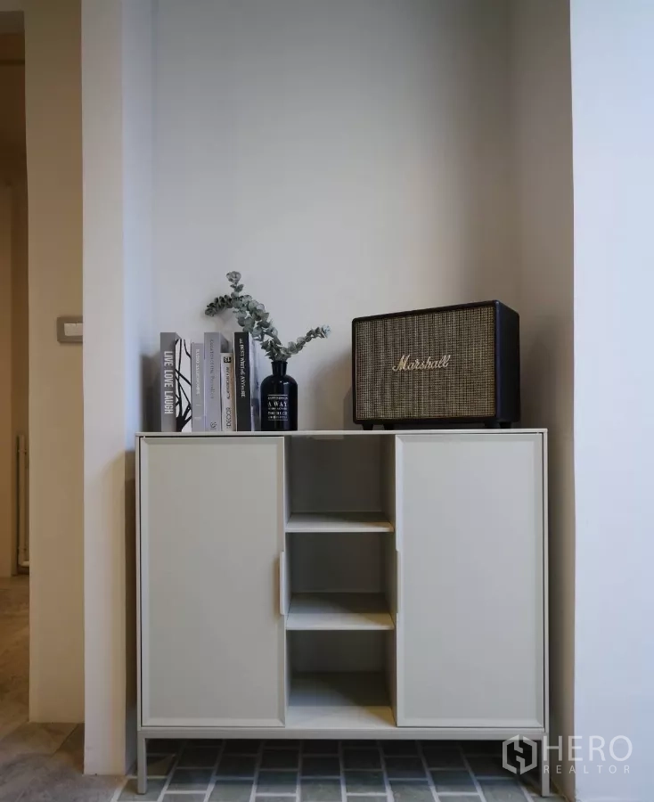 联排别墅 出租或出售在Watthana, Bangkok - 走廊边小柜，装饰书籍与Marshall音箱。
