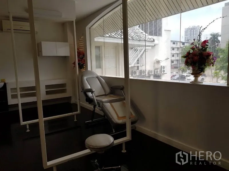 零售空间 出租在Khlong Toei, Bangkok - 治疗室，躺椅临近大拱窗，可观城市景观。