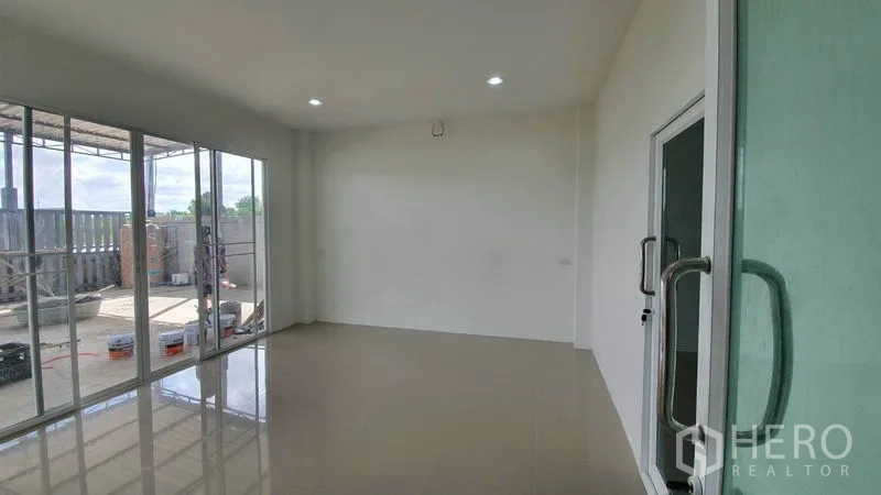 คลังสินค้า ให้เช่าในLam Luk Ka, Pathum Thani - ห้องออฟฟิศสว่าง ผนังกระจกเต็มบานและประตูบานเลื่อนออกสู่ลาน