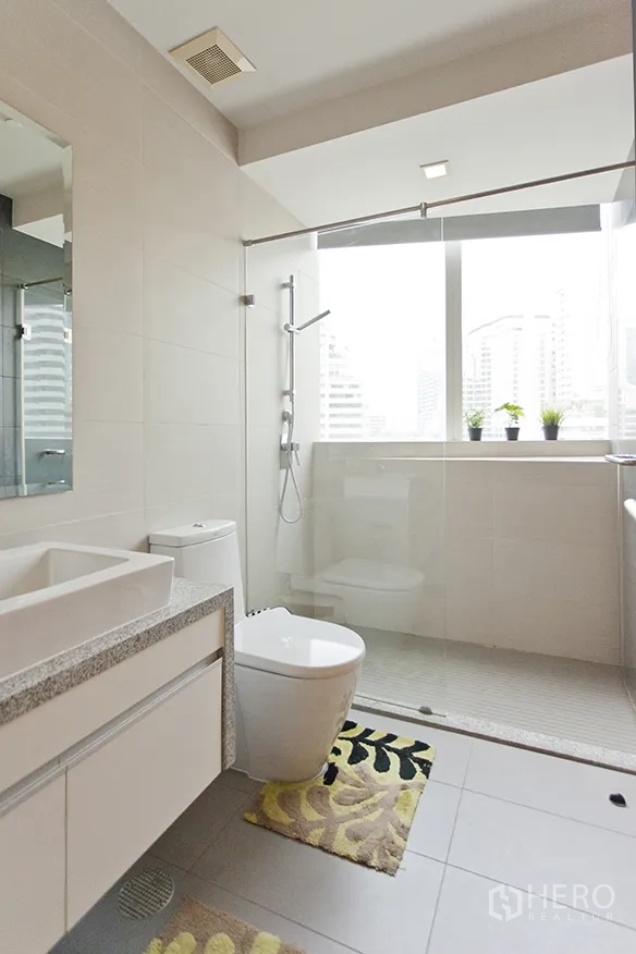 คอนโด ให้เช่าในKhlong Toei, Bangkok - ห้องน้ำสไตล์โมเดิร์น มีฉากกั้นกระจก ฝักบัว และหน้าต่างบานใหญ่