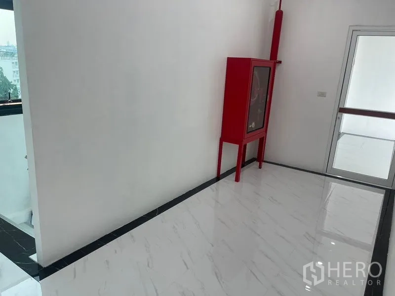 Home Office for rent or sale in Wang Thonglang, Bangkok - Fire hose cabinet in corridor next to emergency exit.