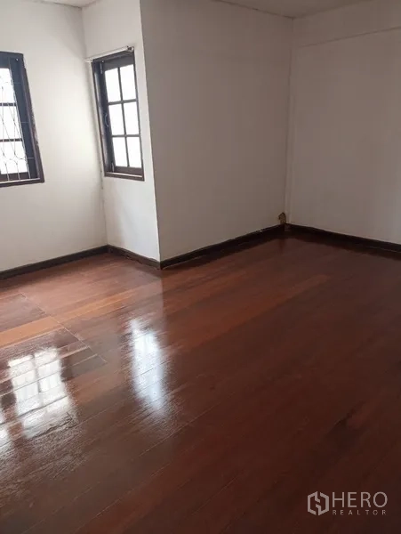 联排别墅 出租或出售在Wang Thonglang, Bangkok - 明亮转角房，光亮木地板与两面窗户。