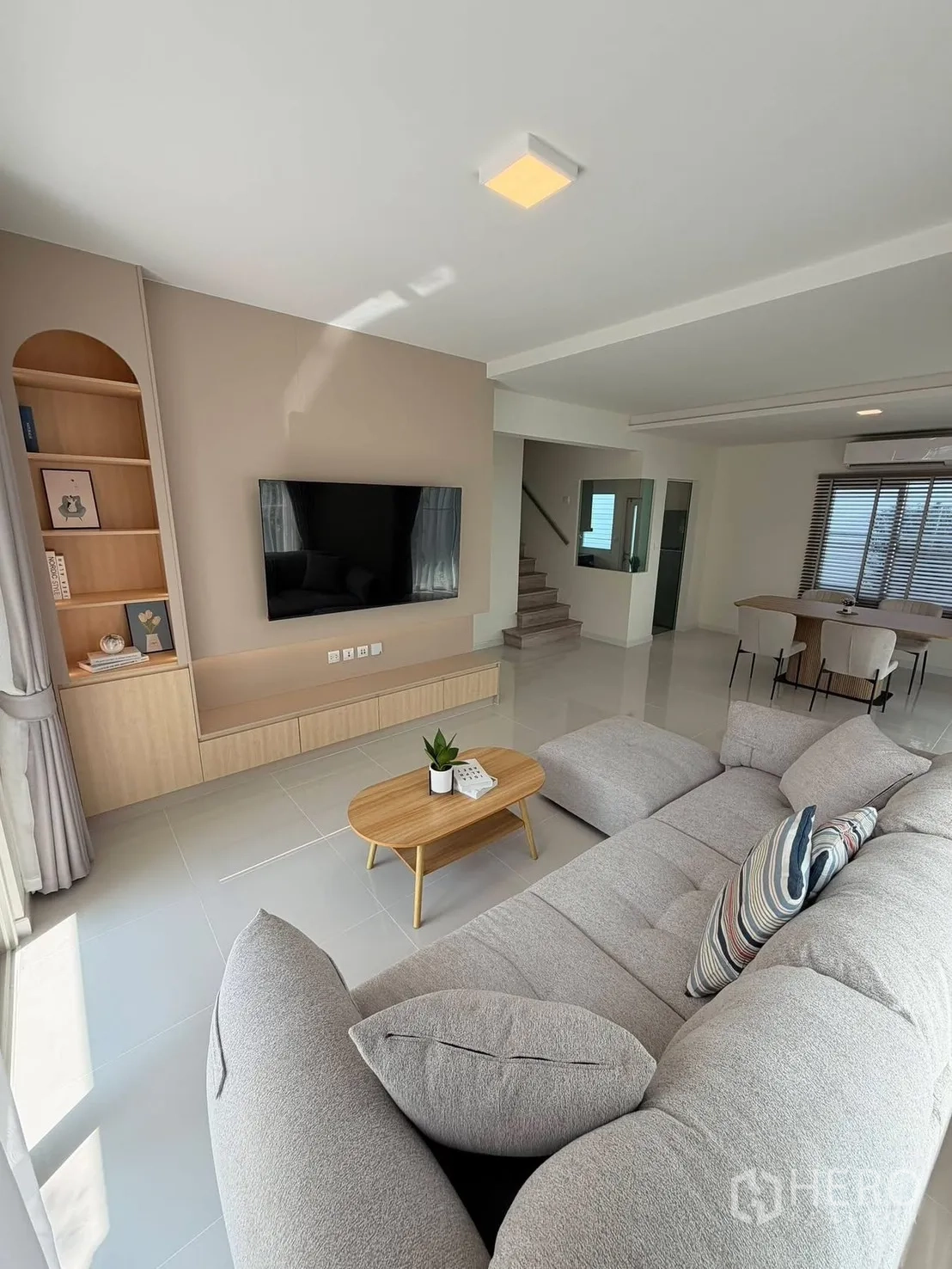 Detached House for rent in Bang Phli, Samut Prakan - Bright living room with large sofa, wall-mounted TV and built-in shelving.