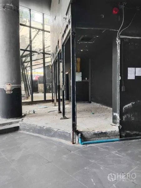 พื้นที่ขายปลีก ให้เช่าในWatthana, Bangkok - พื้นที่ร้านค้าแบบเปิด ระหว่างปรับปรุง มีผนังกั้นบางส่วนและงานระบบเปิดเผย ผนังสีดำ