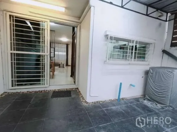 联排别墅 出租在Bang Kapi, Bangkok - 带顶后庭，推拉门与防盗格栅，地面铺砖。