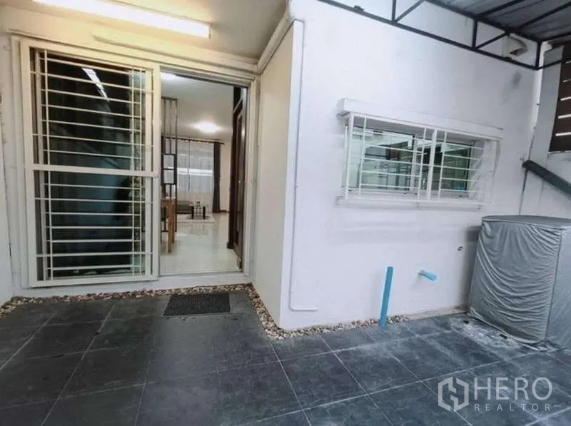 联排别墅 出租在Bang Kapi, Bangkok - 带顶后庭，推拉门与防盗格栅，地面铺砖。