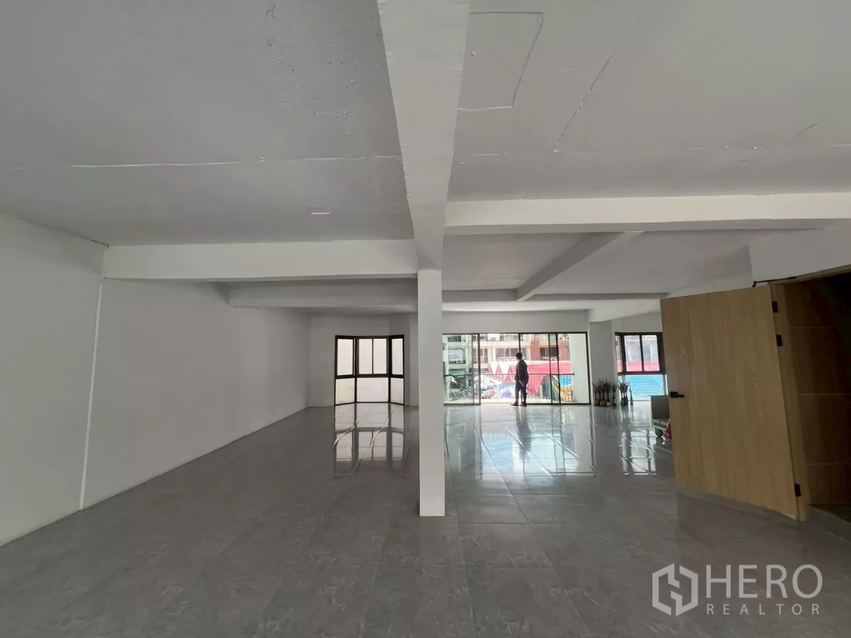 零售空间 出租在Pathum Wan, Bangkok - 宽阔零售楼层，落地玻璃通向阳台与城市景观