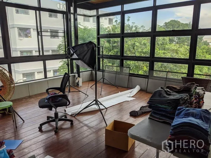 办公空间 出售在Lat Phrao, Bangkok - 玻璃转角工作室，木地板与摄影器材
