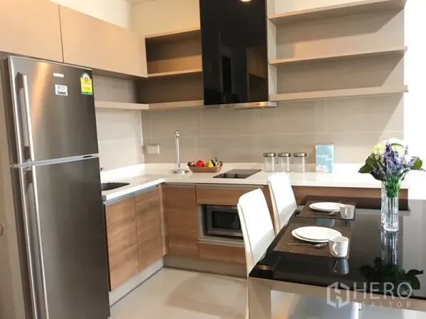 คอนโด ให้เช่าในKhlong Toei, Bangkok - ครัวรูปตัวแอล ตู้ไม้ ตู้เย็นสแตนเลส เตาไฟฟ้า ชั้นลอย พร้อมโต๊ะทานอาหารสองที่นั่ง