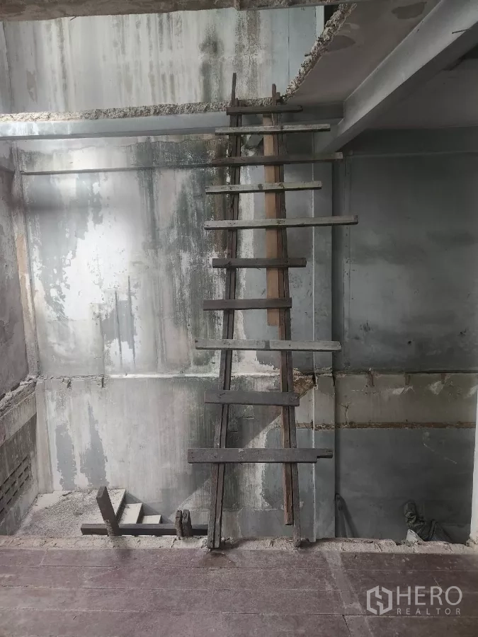 店屋 出租在Watthana, Bangkok - 越过中部挑空看到临时木梯与裸露混凝土墙
