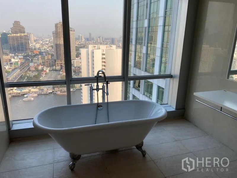 คอนโด ให้เช่าหรือขายในKhlong San, Bangkok - อ่างอาบน้ำแบบลอยตัวริมหน้าต่าง ชมวิวเมืองและแม่น้ำจากชั้นสูง