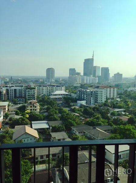 คอนโด ให้เช่าในKhlong Toei, Bangkok - ระเบียงมุมมองเมืองกว้าง เห็นสกายไลน์กรุงเทพฯ และย่านที่อยู่อาศัยสีเขียว