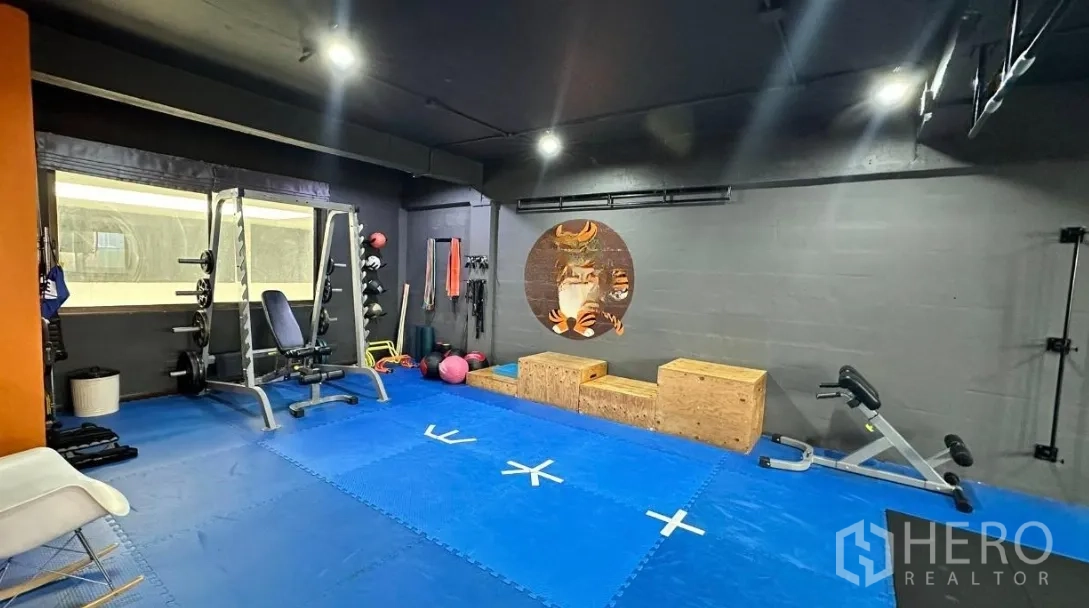 ออฟฟิศ for rent in Huai Khwang, Bangkok - ห้องสไตล์ยิมพร้อมพื้นยางสีน้ำเงิน แร็คสควอต ดัมเบล และกล่อง Plyo