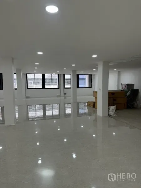 สำนักงาน ให้เช่าหรือขายในHuai Khwang, Bangkok - ชั้นสำนักงานกว้าง มีเสา หน้าต่างขนาดใหญ่ และกล่องของเตรียมตกแต่ง