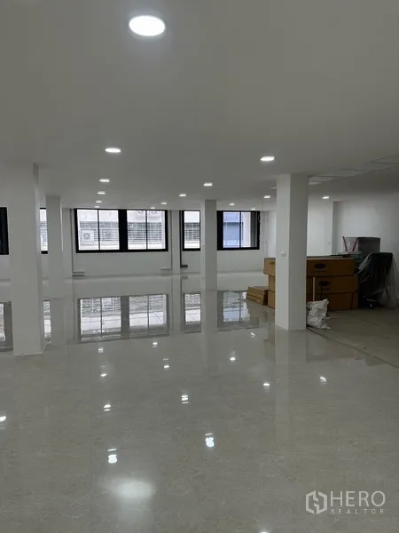 สำนักงาน ให้เช่าหรือขายในHuai Khwang, Bangkok - ชั้นสำนักงานกว้าง มีเสา หน้าต่างขนาดใหญ่ และกล่องของเตรียมตกแต่ง