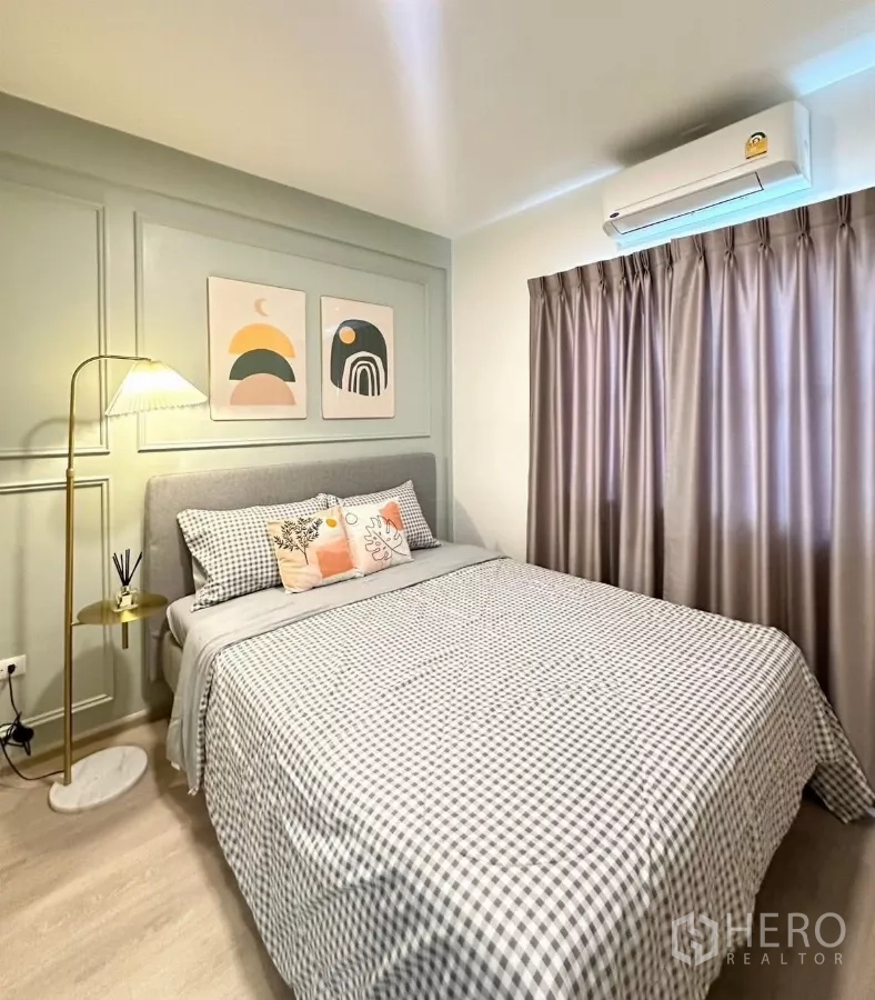 联排别墅 出租在Prawet, Bangkok - 客卧另一视角，带空调与灰褐色窗帘。