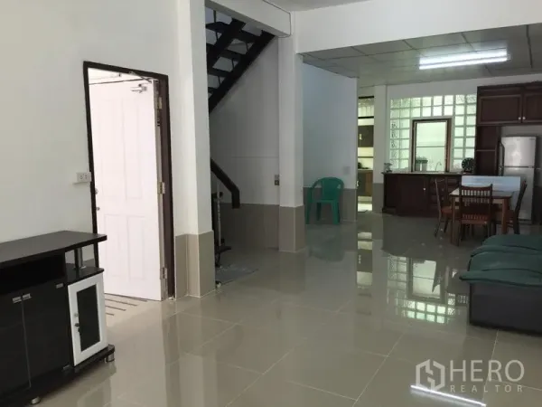 ทาวน์เฮาส์ ให้เช่าในPhra Khanong, Bangkok - โถงรับแขกและทานอาหารแบบโอเพ่นสเปซ ปูพื้นกระเบื้องเงา มีบันไดขึ้นชั้นบน