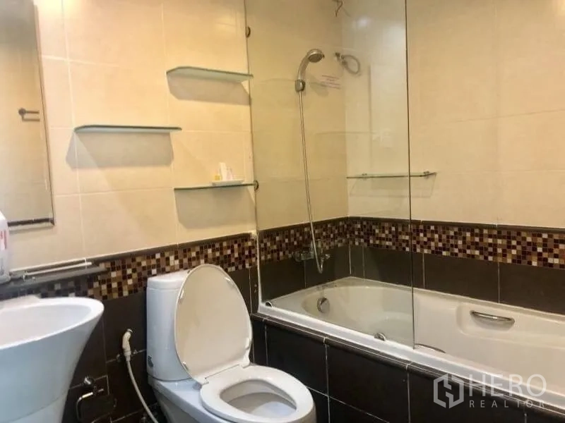 คอนโด ให้เช่าในKhlong Toei, Bangkok - ห้องน้ำมีอ่างอาบน้ำ กั้นกระจก พร้อมแถบกระเบื้องโมเสก