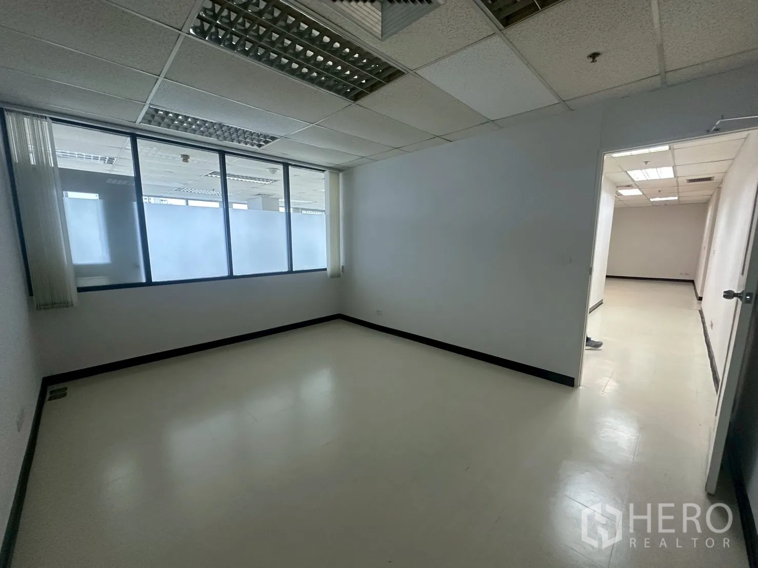 สำนักงาน ให้เช่า - ห้องทำงานส่วนตัวพร้อมผนังกั้นกระจกฝ้า และไฟฝ้าเพดาน