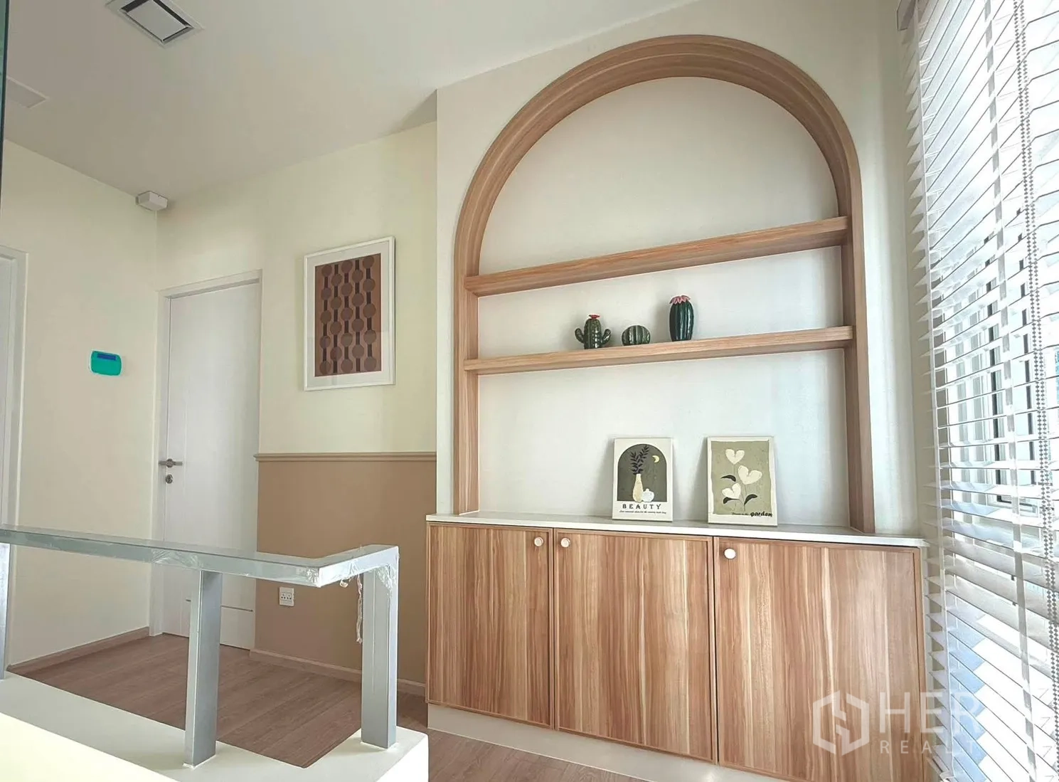 独栋房屋 for rent in Bang Phli, Samut Prakan - 二楼过道，拱形内置搁架与木质柜，临窗布置。