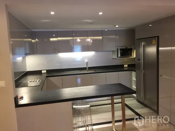 คอนโด ให้เช่าในWatthana, Bangkok - ครัวรูปตัว U ทันสมัย พร้อมไอแลนด์ ตู้เก็บของเงา และตู้เย็นสเตนเลส
