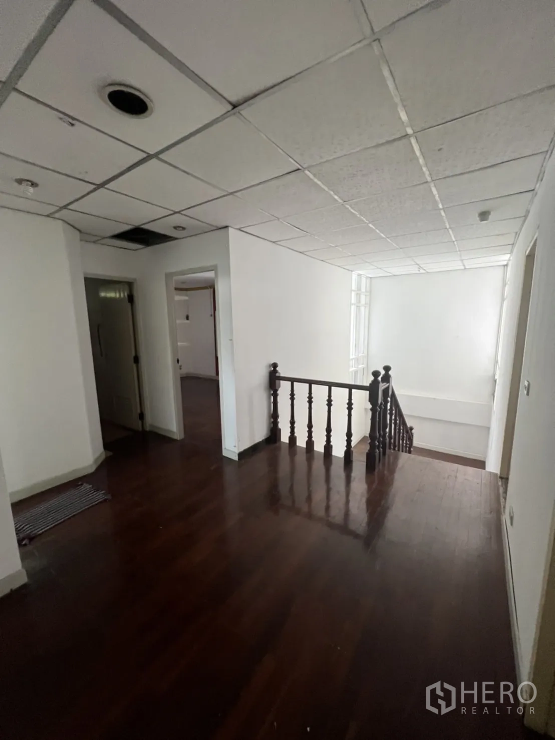 บ้าน ให้เช่าหรือขายในSathon, Bangkok - โถงชั้นบนพื้นไม้พร้อมราวบันไดเชื่อมห้องนอน