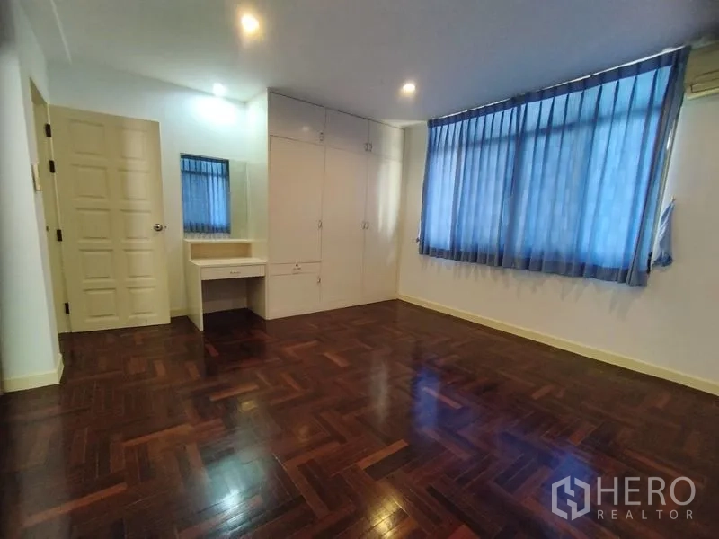 บ้าน ให้เช่าในWatthana, Bangkok - ห้องนอนพื้นปาร์เกต์ ตู้เสื้อผ้าบิลต์อิน และโต๊ะเครื่องแป้ง