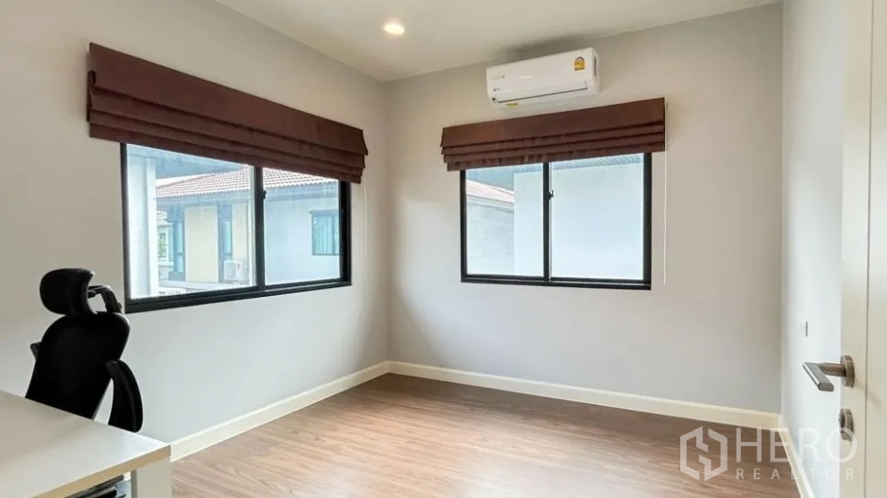 บ้าน ขายในLam Luk Ka, Pathum Thani - ห้องนอนที่สองหรือห้องทำงาน มีหน้าต่างสองด้านและเครื่องปรับอากาศ