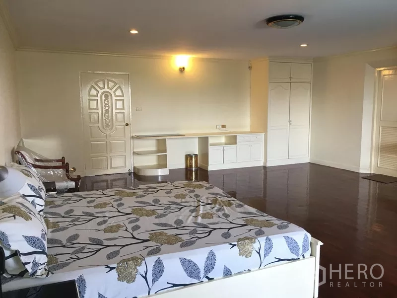 คอนโด ให้เช่าในWatthana, Bangkok - ห้องนอนหลักพร้อมโต๊ะทำงาน ตู้เสื้อผ้าบิวต์อิน และมุมนั่งเล่น