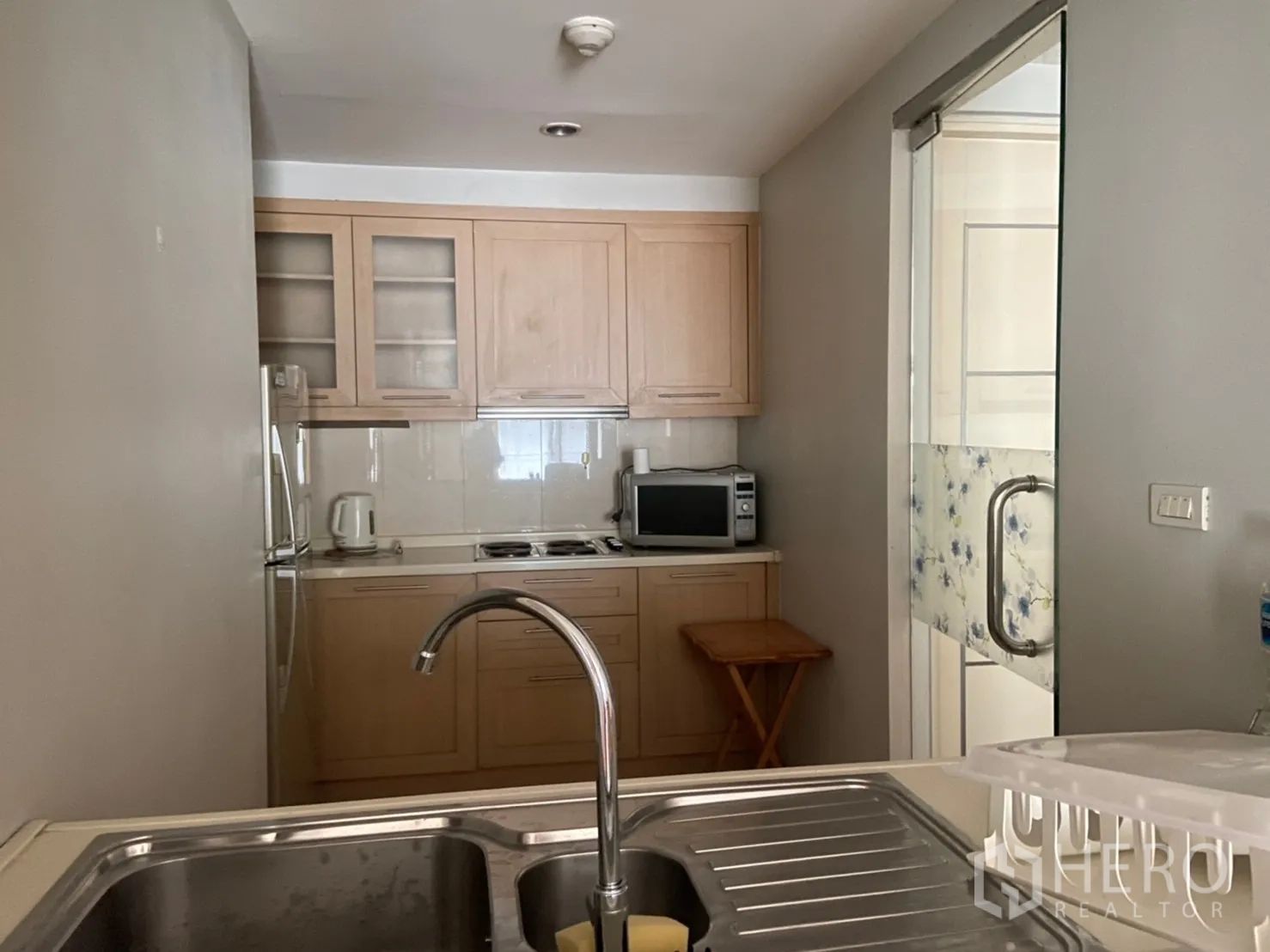 คอนโด ให้เช่าในWatthana, Bangkok - ครัวแยกบิวท์อินตู้ไม้ ซิงก์ เตาไฟฟ้า ไมโครเวฟ ตู้เย็น และประตูกระจกบานเลื่อน