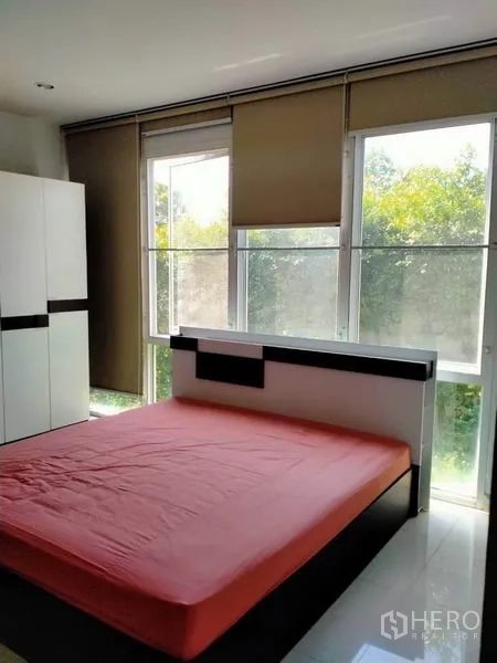 บ้าน ขายในThawi Watthana, Bangkok - ห้องนอนรับแสงธรรมชาติ หน้าต่างบานใหญ่ ม่านม้วน เตียงและตู้เสื้อผ้าทันสมัย