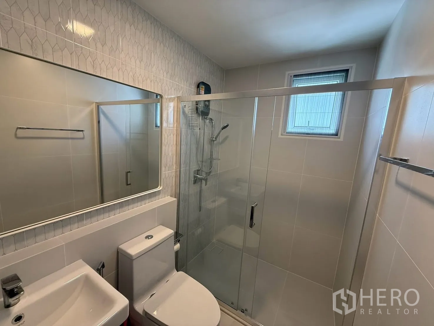 บ้านเดี่ยว for rent in Bang Phli, Samut Prakan - ห้องน้ำทันสมัยมีฉากกั้นอาบน้ำกระจก โถสุขภัณฑ์ และอ่างล้างหน้า
