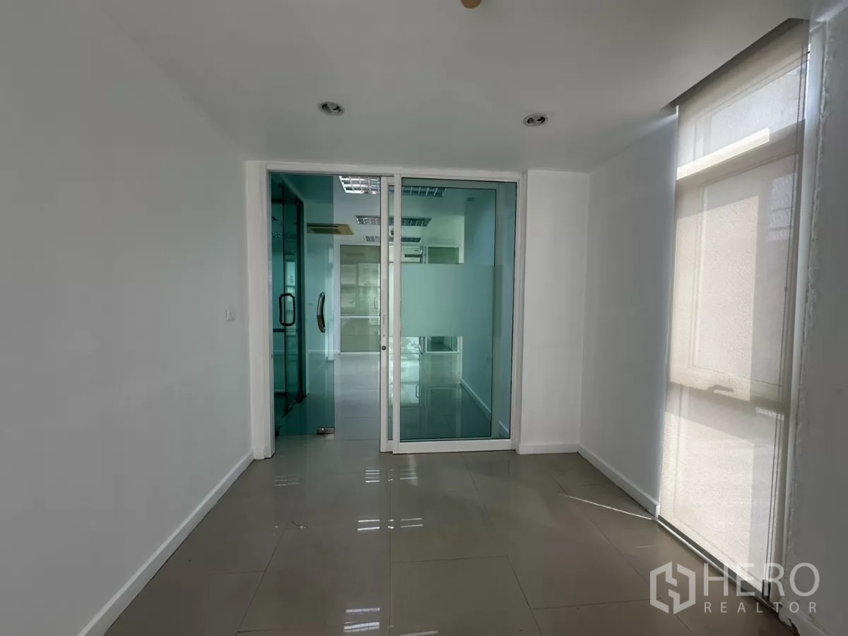 办公空间 出租在Huai Khwang, Bangkok - 小型前厅或等候区，带磨砂推拉玻璃门与遮光窗帘。