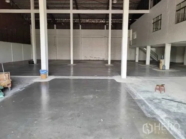 Warehouse for rent in Phra Khanong, Bangkok - Spacious warehouse interior with high ceiling, columns and polished concrete floor
