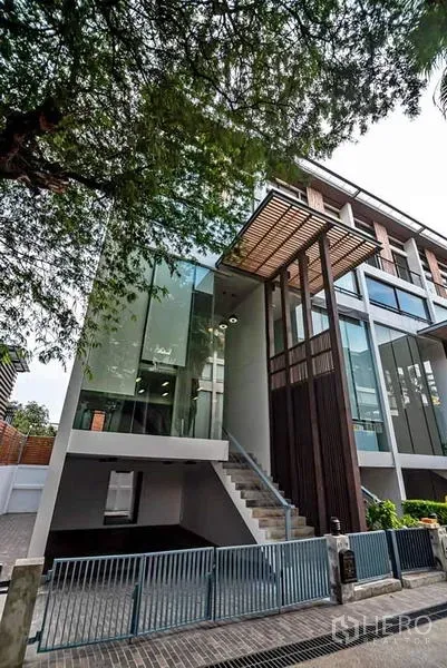 联排别墅 出租或出售在Phra Khanong, Bangkok - 帕卡侬现代多层联排别墅，玻璃立面与木质遮阳，带前院大门，临近Punnawithi轻轨站。