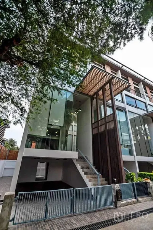ทาวน์เฮาส์ ให้เช่าหรือขายในPhra Khanong, Bangkok - ทาวน์เฮ้าส์สมัยใหม่หลายชั้นย่านพระโขนง หน้ากระจกใหญ่ ซุ้มไม้ และรั้วหน้าบ้าน ใกล้ BTS ปุณณวิถี