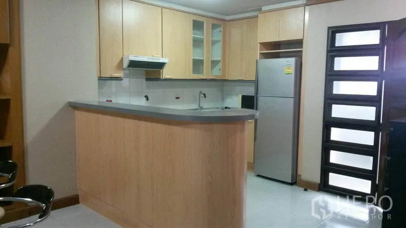 คอนโด ให้เช่าในWatthana, Bangkok - ครัวบิวท์อินลายไม้พร้อมเคาน์เตอร์บาร์ ตู้เก็บของ เครื่องดูดควัน และตู้เย็นสแตนเลส