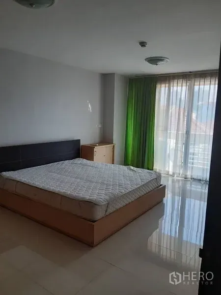 คอนโด ขายในWatthana, Bangkok - ห้องนอนมาสเตอร์สว่าง เตียงขนาดใหญ่ พื้นกระเบื้องเงา และทางออกสู่ระเบียงผ่านผ้าม่านโปร่ง